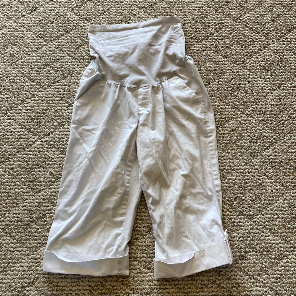 5/$15 Motherhood Maternity White Capris Medium (Maternity)